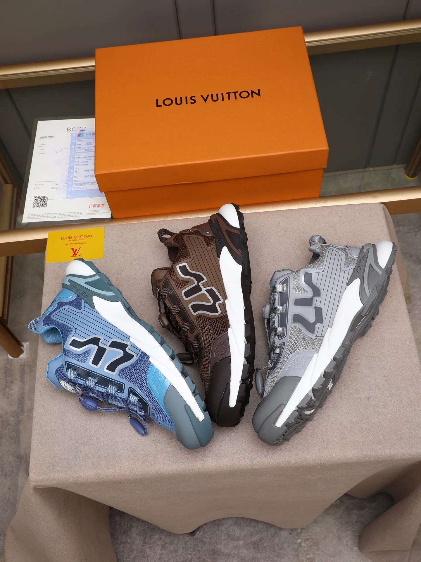 Men's Men's Shoes 💰640 LV Louis Vuitton L Jialu Brand Runner Tatic Series Thick-soled Casual Sports Shoes Running Shoes This LV Runner Tatic sports shoe combines technical materials such as mesh fabric and ribbons to interpret the inspiration of traditional mountaineering shoes. LV letters are written on one side, the lariat buckle of the quick lacing system is embellished with Monogram flowers and Louis Vuitton logos, and the light and wear-resistant rubber outsole completes the whole package. The delivery counter is beautifully packaged🛍📦 ▪️Fabrics: Original imported custom technical fabric + mesh ▪️Inner lining: Original custom-made breathable mesh ▪️Sole: Original open-molded anti-slip rubber combination material ▪️Sole thickness: 4CM ▪️Size: Men's size 38-44, (45 must be customized)